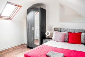 利物浦Laid-back Midtown Retreat的一间卧室配有一张带粉色毯子的大床