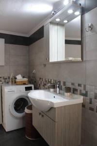 希俄斯inHeart Apartment Chios的一间带水槽和洗衣机的浴室