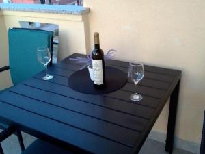萨利Frka-Petešić的一张桌子上放着一瓶葡萄酒,放上两杯