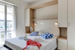 里米尼B&B Villa Madana的一间卧室配有带毛巾的床