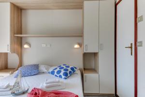 里米尼B&B Villa Madana的一间卧室配有一张带蓝色和白色枕头的床