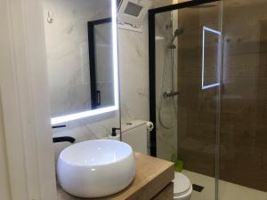 贝尼多姆El Apartamento de Cristian 3的浴室配有白色水槽和淋浴。