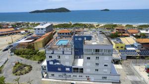 南巴尔内阿里奥Hotel Bandeirantes da Barra的海洋旁建筑物的空中景观