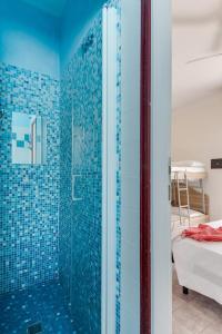 里米尼B&B Villa Madana的浴室设有蓝色瓷砖淋浴。