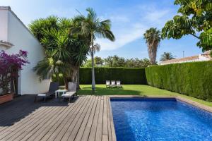 甘迪亚Casa Azahar y Casa Buganvilla的后院设有游泳池和木甲板