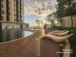 哥打京那巴鲁Seaview Luxury Suites at The Shore Kota Kinabalu的建筑物附近走道的 ⁇ 染