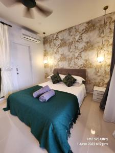 哥打京那巴鲁Seaview Luxury Suites at The Shore Kota Kinabalu的一间卧室配有一张带两个枕头的床