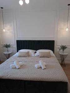 萨利Bella Luxury Apartment的一张大床,上面有两条白色毛巾