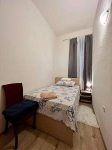 拉斯托伏Studio Apartman Ana的一间小卧室,配有一张床和一把椅子
