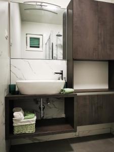 希杰弗朗吉卡JBL的一间带水槽和镜子的浴室