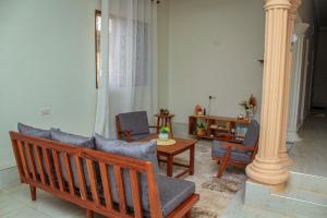 Kiembi SamakiKwale Residence的客厅配有沙发、椅子和桌子