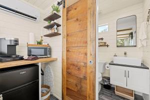 弗雷德里克斯堡New The Sunrise Cozy Container Home的一间小房子里带木门的厨房