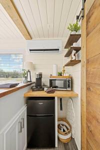 弗雷德里克斯堡New The Sunrise Cozy Container Home的厨房配有黑色冰箱和微波炉。
