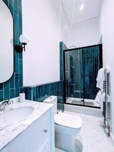 邓巴贝斯韦尔公园酒店 的一间带卫生间、水槽和镜子的浴室