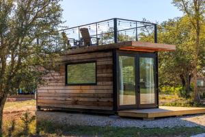 弗雷德里克斯堡New The Saguaro-Tiny Shipping Container Home的上面设有阳台的小房子