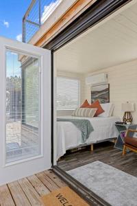 弗雷德里克斯堡New The Sunset Luxury Container Home的一间卧室设有一张床和一个大窗户