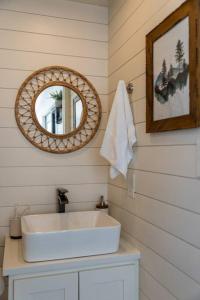 弗雷德里克斯堡New The Sunset Luxury Container Home的浴室设有白色水槽和镜子