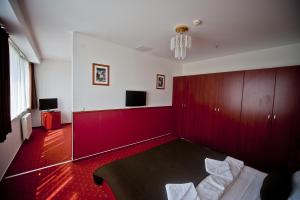 布达佩斯加拿大布达佩斯酒店的一间设有红色墙壁、一张床和一张桌子的房间