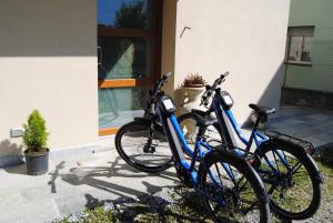 Ono San PietroB&B LE AQUANE的两辆自行车停在大楼旁边