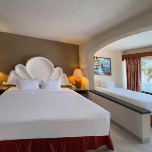 马萨特兰马萨特兰棕榈树度假酒店的酒店客房设有两张床和窗户。