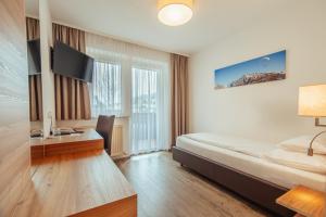 锡利安吉赛尔酒店的配有一张床和一张书桌的酒店客房