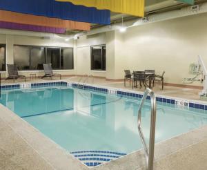 梅德福波士顿/梅德福君悦酒店的一个带桌椅的大型游泳池