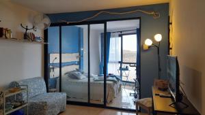 阿布里斯Los Abrigos Ocean relax, wifi, playas的客厅设有1张床和1面镜子