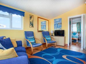 圣梅尔林Skylarks的客厅配有蓝色椅子和蓝色沙发