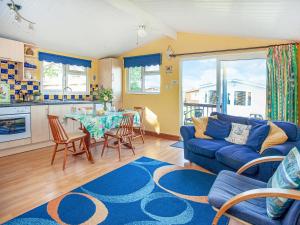 圣梅尔林Skylarks的客厅配有蓝色的沙发和桌子