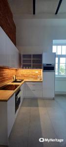 科希策Entrez Apartments 4 - City centre的厨房配有白色冰箱和水槽