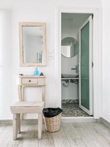 米克诺斯城Eleanna's Mykonos的一间带水槽和镜子的浴室
