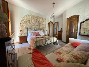 巴科利DOMUS PARVA - Villa con bio-piscina, spa privata e appartamenti panoramici的一间卧室配有一张床和一张沙发