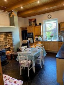 基尔拉什Beechwood View的厨房配有桌椅和炉灶。