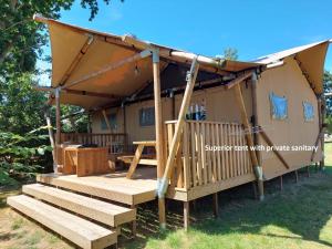 阿赫特克克Glamping Essenhof的凉亭设有野餐结构的甲板
