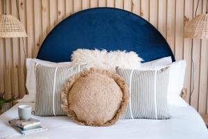 Churchdown4-bed Cotswold getaway with hot tub & gaming room的一张带蓝色床头板和白色枕头的床