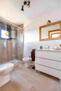 拉奥利瓦140 Oltre Majanicho by iRent Fuerteventura的浴室配有卫生间、盥洗盆和淋浴。