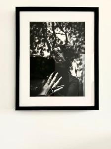 巴比松Le Loft de Barbizon的一张照片上一个女人的黑白照片