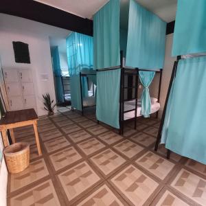 埃斯孔迪多港Chante的客房设有两张双层床和一张桌子。