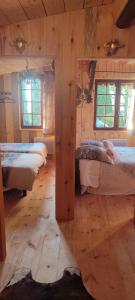 圣吉隆Domaine le lanis "cabane de Pauline"的小木屋内设有一间带三张床的卧室