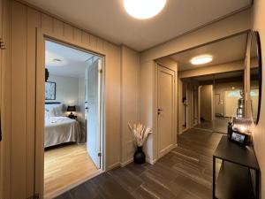 特隆赫姆Bratsberg Apartment - with Kitchenette and Free Parking的一间卧室,配有一张床和花瓶