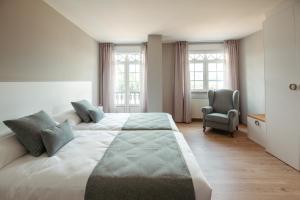 塞代拉LAR DA REVOLTA的一间卧室配有一张大床和一把椅子