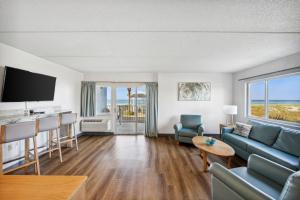巴拿马城海滩Sugar Sands Beachfront Hotel, a By The Sea Resort的客厅配有沙发和桌子