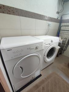 萨拉热窝Sarajevo Paradise的客房内的白色洗衣机和烘干机
