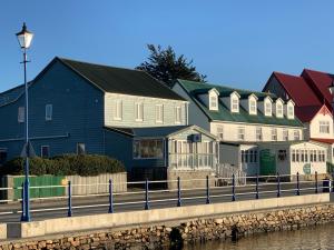 斯坦利海滨精品酒店的水边的一排房子