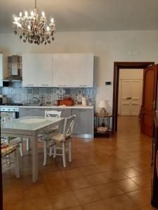 维耶特里Casa Ricordi的一间带桌子的厨房和一间餐厅