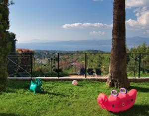 Markópoulon OropoúAmazing Villa with private pool的两只玩具动物坐在树旁的草上