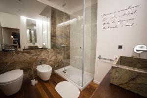 派瓦堡Rio Moment's的带淋浴、卫生间和盥洗盆的浴室