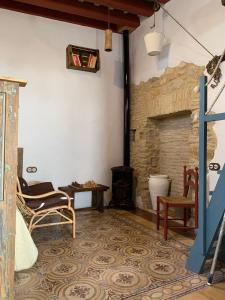 贝赫尔-德拉弗龙特拉Casa Nayib的客厅配有椅子和石头壁炉