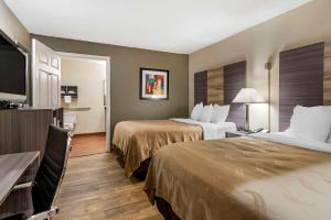 科尼尔斯Quality Inn Conyers I-20的酒店客房设有两张床和一台平面电视。