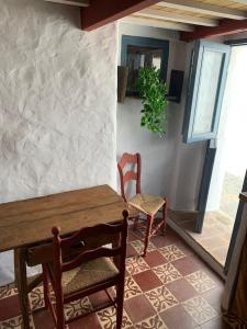贝赫尔-德拉弗龙特拉Casa Nayib的一间带木桌和椅子的用餐室
